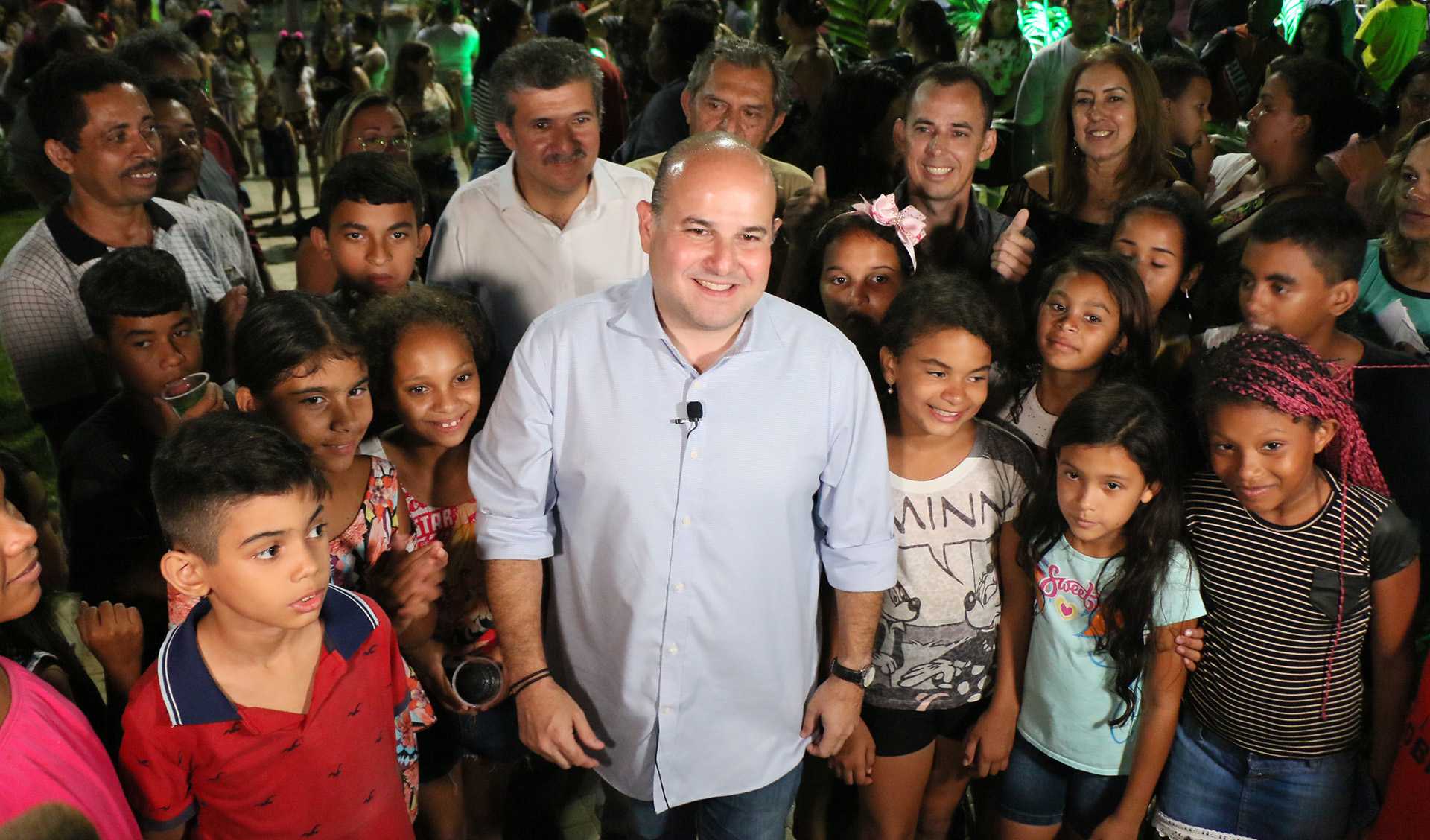 várias pessoas em pé, posando para a foto